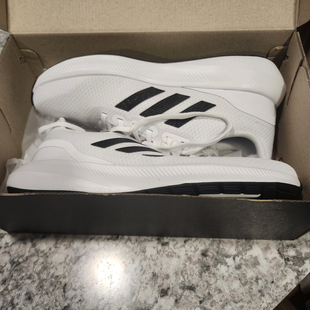New In Box Adidas Mens Athletic Shoes in White and Black Sz 8m /  9w